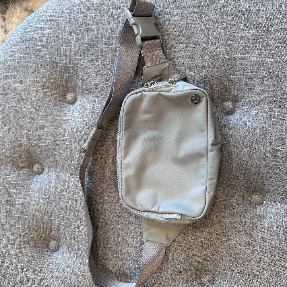 Lululemon large belt bag light gray